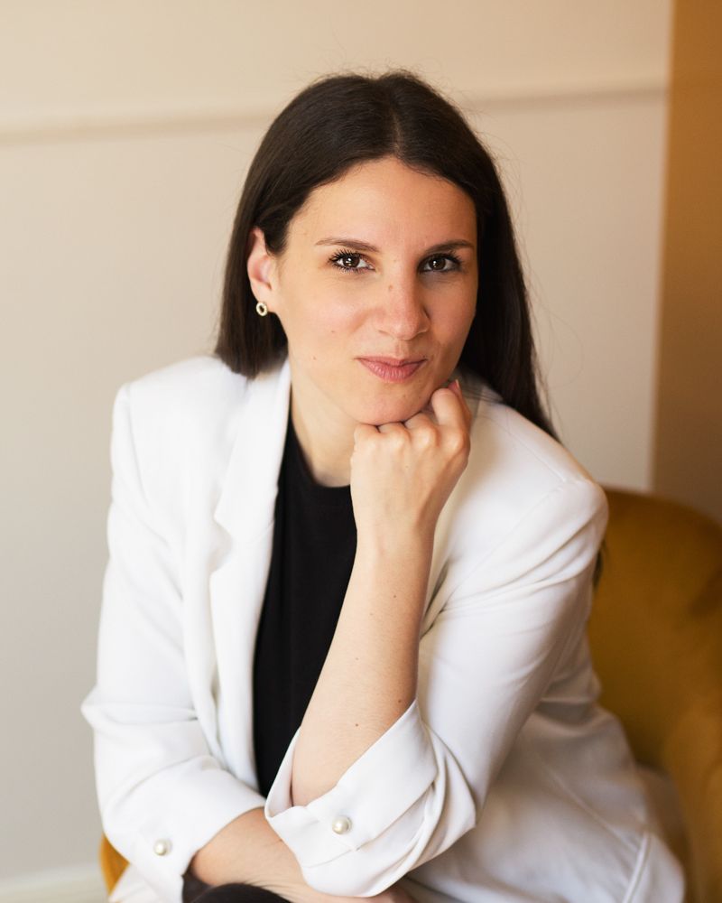 lana matica beespoke (2) Lana MAtica s olovkom u ruci i bilježnicom na stolu