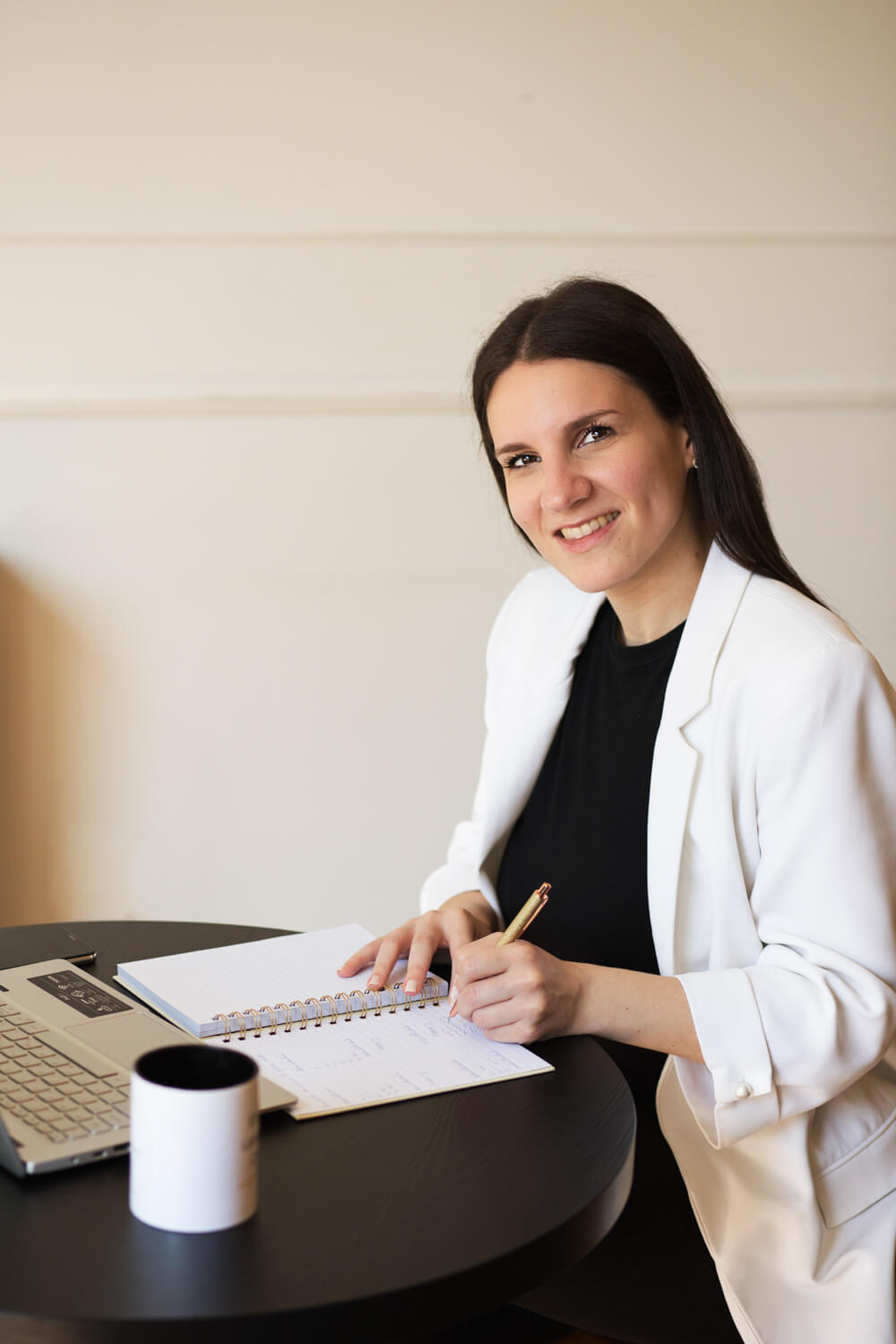 Privatni coaching 1 Lana MAtica s olovkom u ruci i bilježnicom na stolu